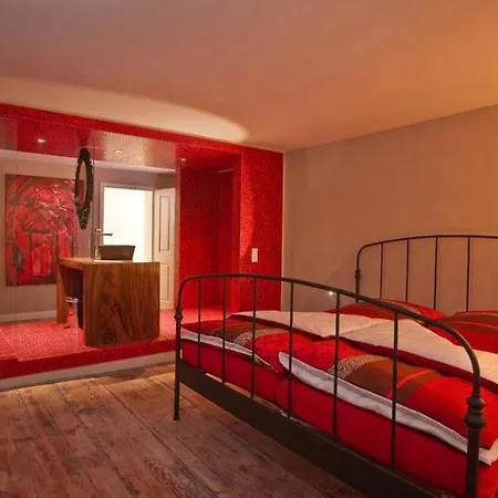 Loewen Hotel *