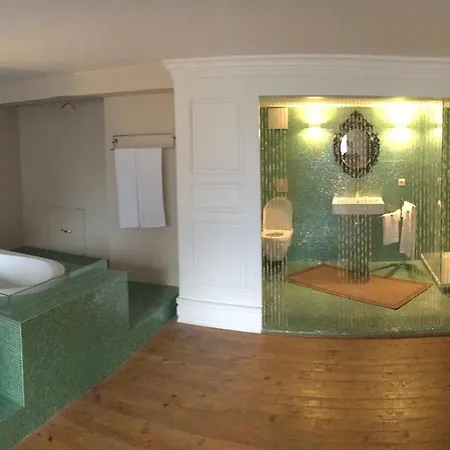 Loewen Hotel *